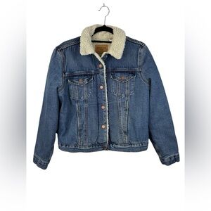Levi's Signature women’s sherpa lined denim Jacket. Size large.